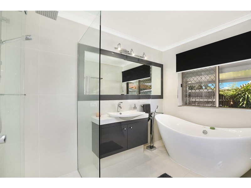 142 Oceanic Drive, Warana QLD 4575