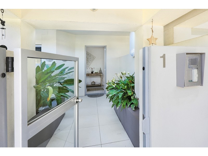 1/8 Leo Crescent, Alexandra Headland QLD 4572