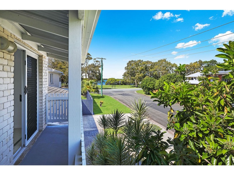 2/112 Esplanade, Golden Beach QLD 4551