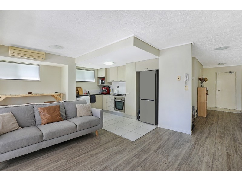 4/4 Grand Parade, Kawana Island QLD 4575