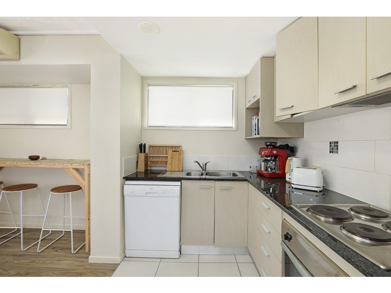 4/4 Grand Parade, Kawana Island QLD 4575