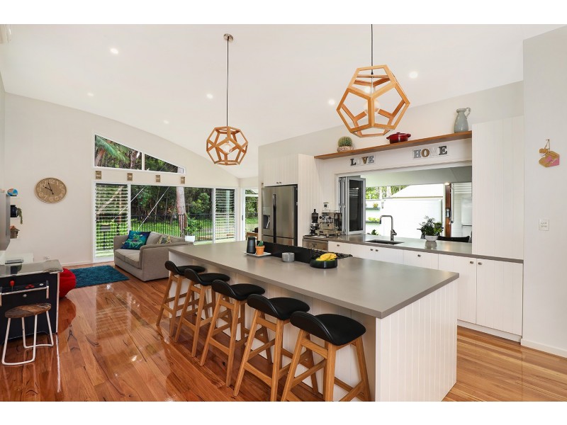 17 Admiralty Drive, Alexandra Headland QLD 4572