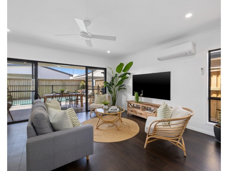 4 Valley Crescent, Palmview QLD 4553