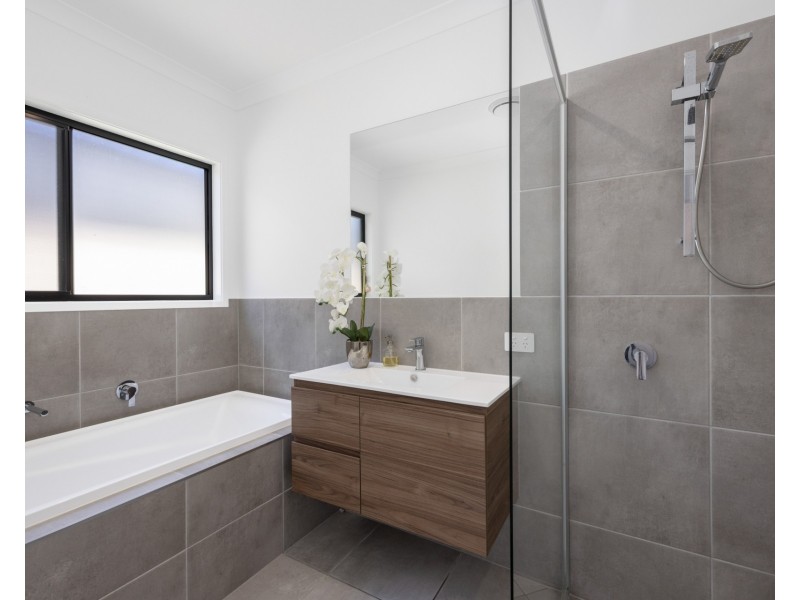 4 Valley Crescent, Palmview QLD 4553