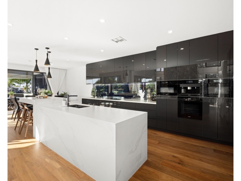 HOUSE 1/6 Tarawa Street, Kawana Island QLD 4575