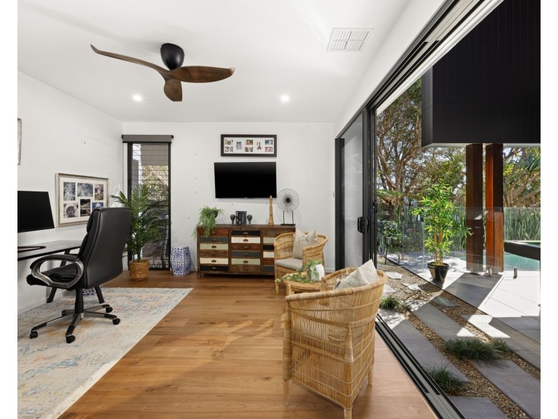 HOUSE 1/6 Tarawa Street, Kawana Island QLD 4575