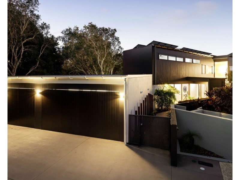 HOUSE 1/6 Tarawa Street, Kawana Island QLD 4575