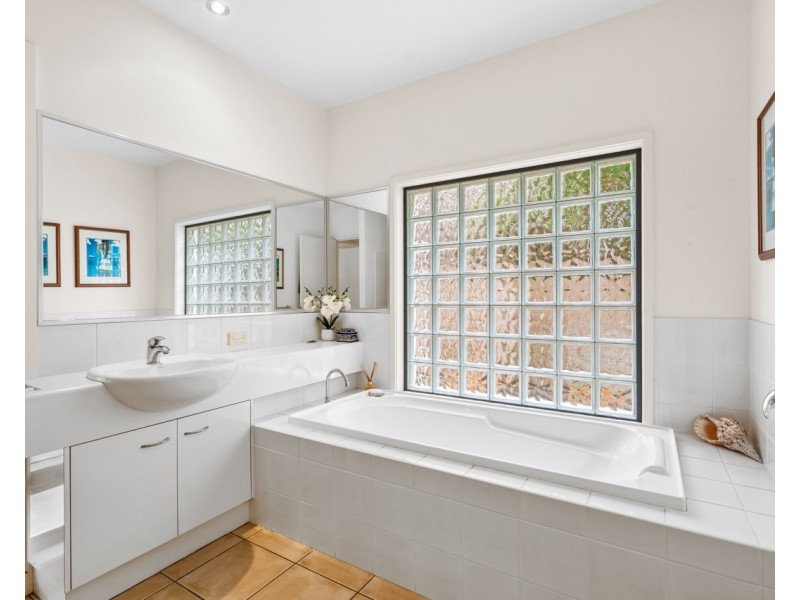 15 Ocean Crest Place, Alexandra Headland QLD 4572