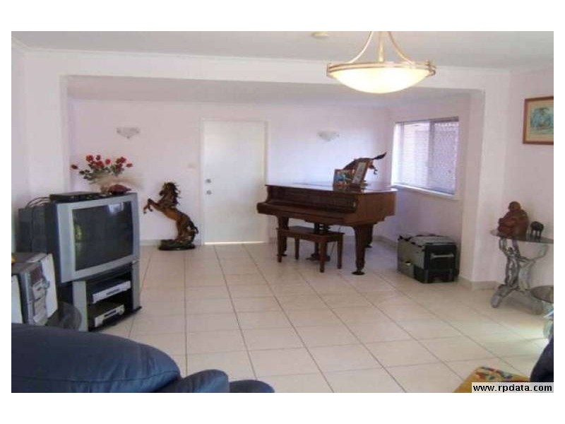 165 Nicklin Way, Warana QLD 4575