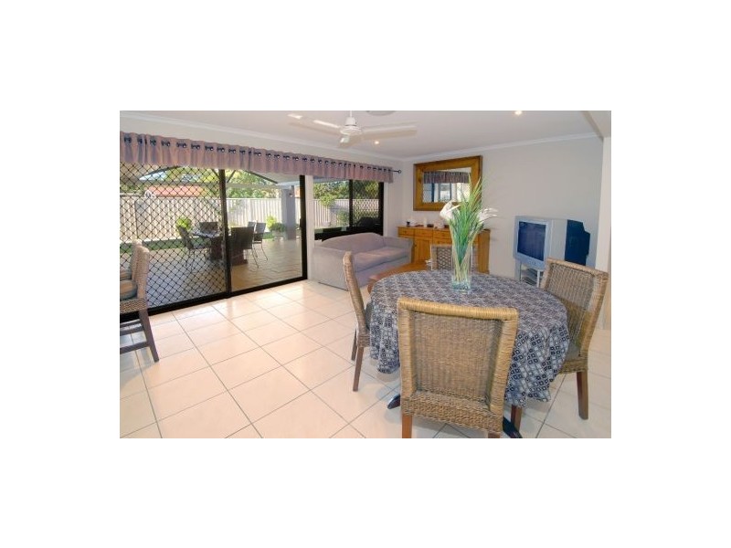 11 Kensinton Drive, Minyama QLD 4575