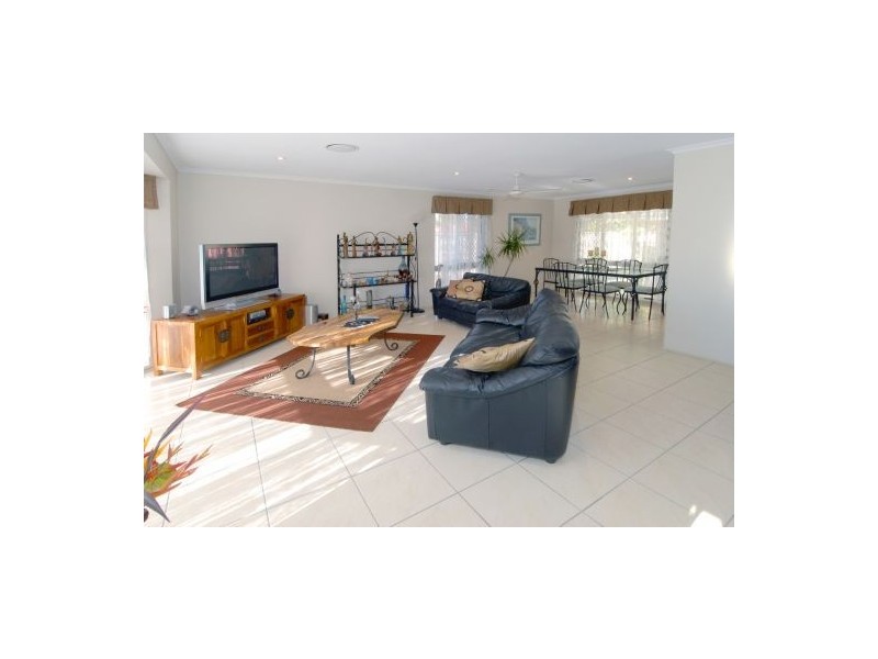 11 Kensinton Drive, Minyama QLD 4575