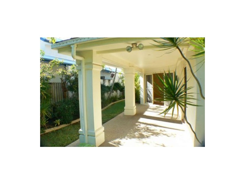 8 Sunview Dr, Twin Waters QLD 4564