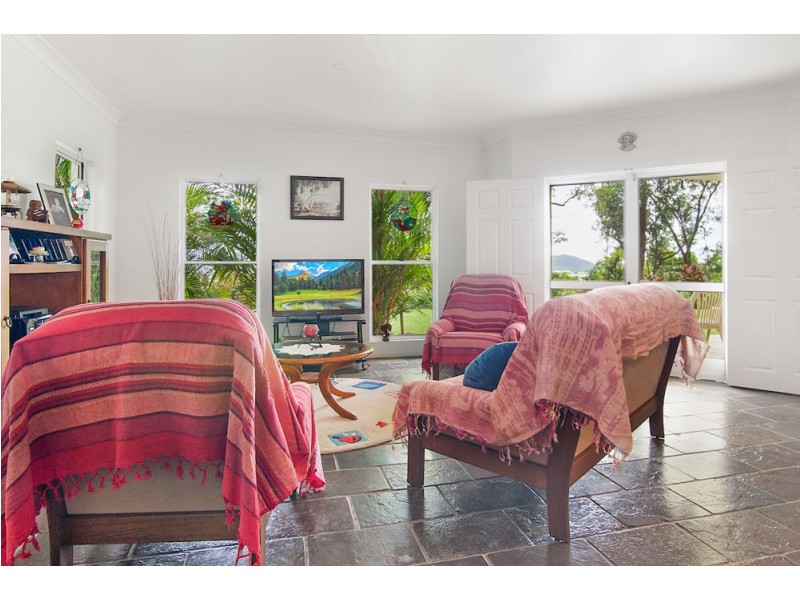 10 Somerset Drive, Miallo QLD 4873