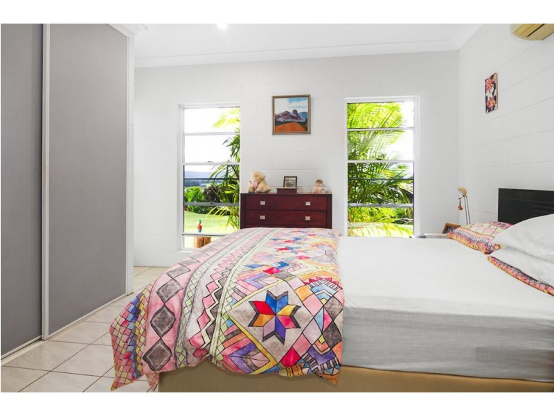 10 Somerset Drive, Miallo QLD 4873