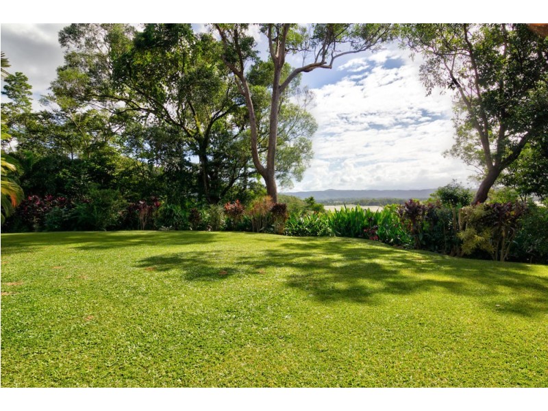 10 Somerset Drive, Miallo QLD 4873