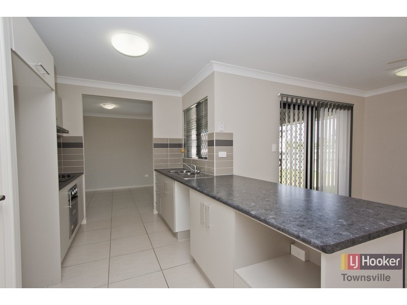 7 Malibu Parade, Mount Louisa QLD 4814