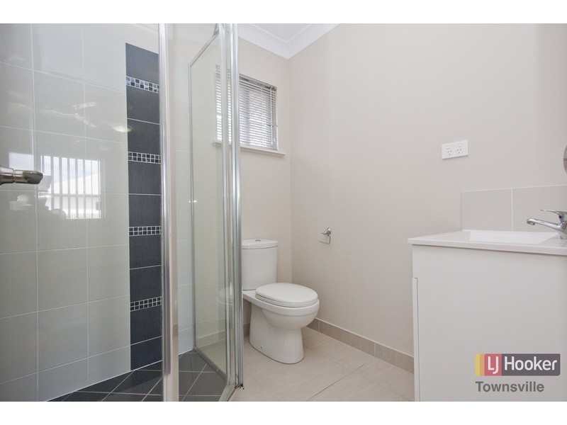 7 Malibu Parade, Mount Louisa QLD 4814