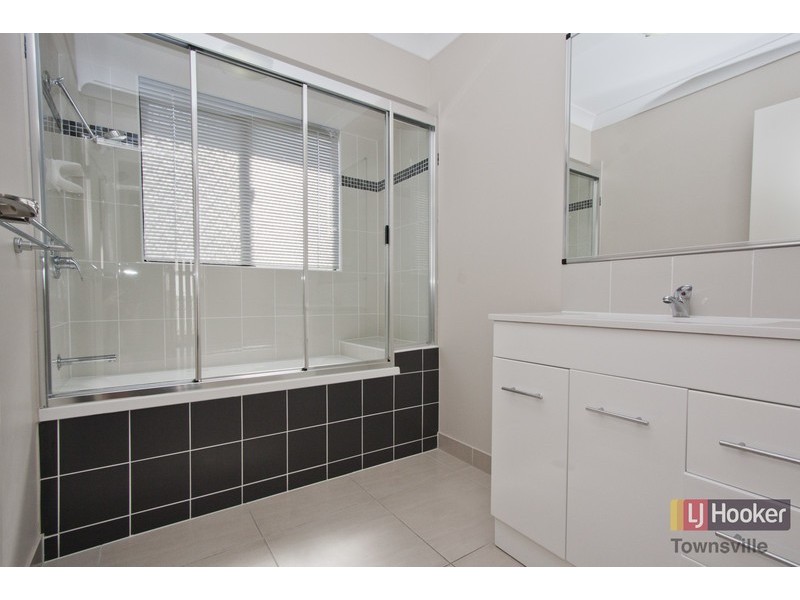 7 Malibu Parade, Mount Louisa QLD 4814