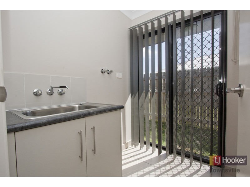 7 Malibu Parade, Mount Louisa QLD 4814