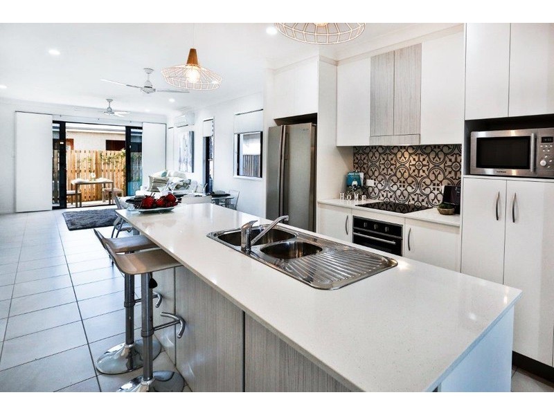 11 Lawrie Avenue, Oonoonba QLD 4811