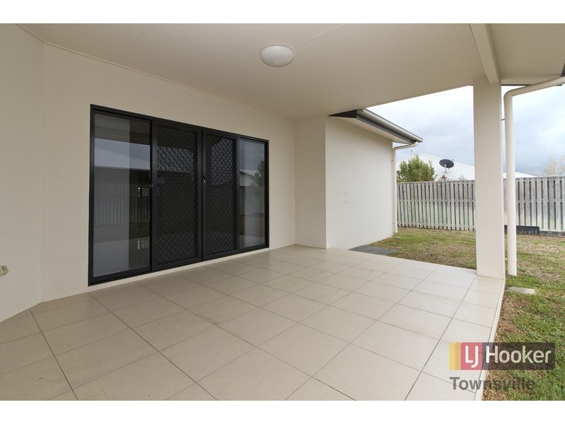 2 Rattray Street, Bushland Beach QLD 4818