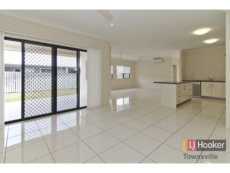 2 Rattray Street, Bushland Beach QLD 4818