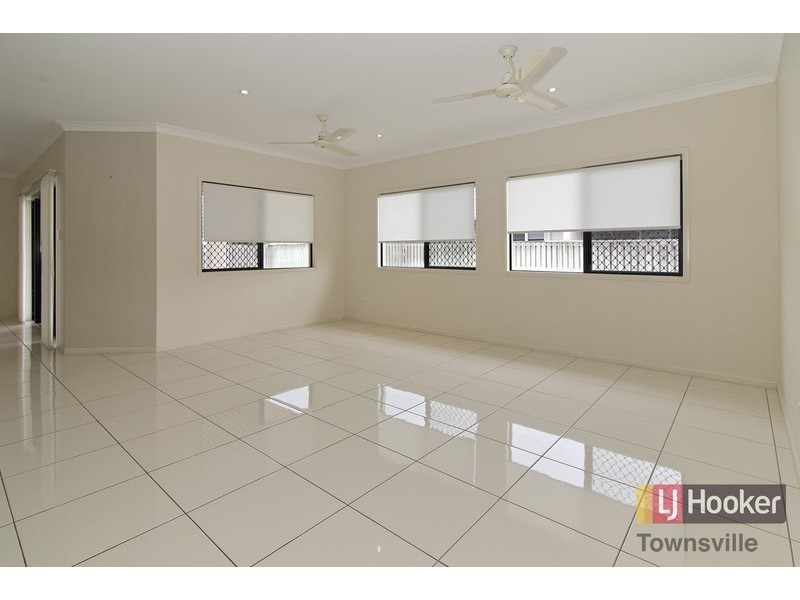 2 Rattray Street, Bushland Beach QLD 4818