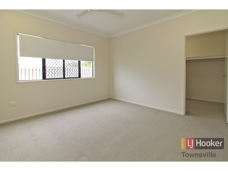 2 Rattray Street, Bushland Beach QLD 4818