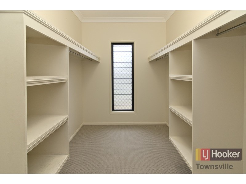 2 Rattray Street, Bushland Beach QLD 4818