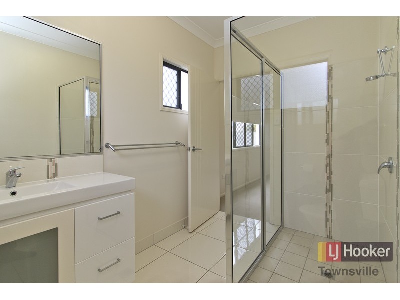 2 Rattray Street, Bushland Beach QLD 4818