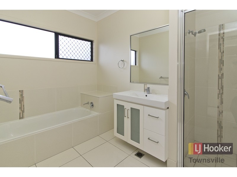 2 Rattray Street, Bushland Beach QLD 4818