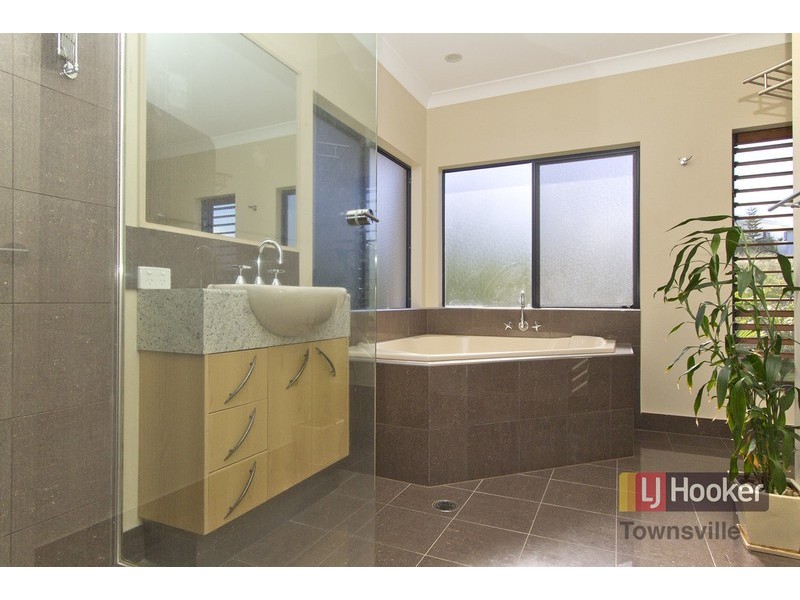 75 Shutehaven Circuit, Bushland Beach QLD 4818