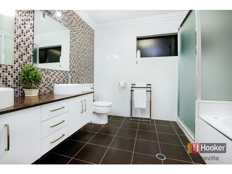 1/21 Balmoral Drive, Castle Hill QLD 4810