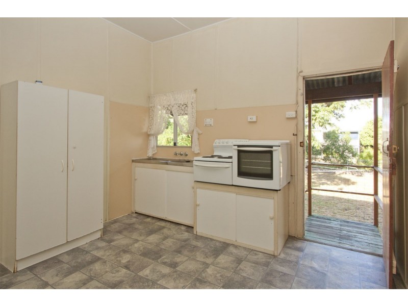 7 Henry Street, West End QLD 4810
