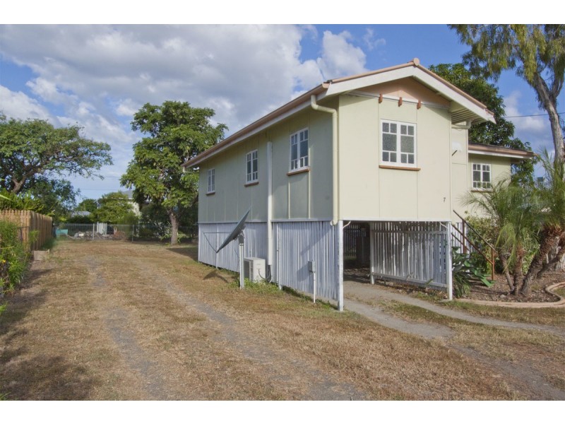 7 Henry Street, West End QLD 4810