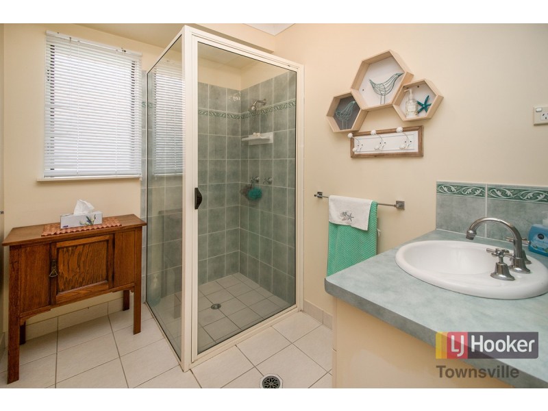 25 Crestbrook Drive, Mount Louisa QLD 4814