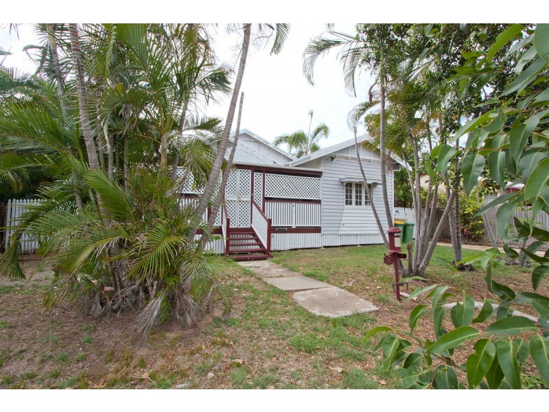 34 Edwards Street, West End QLD 4810