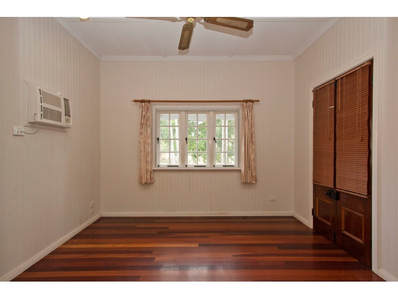 34 Edwards Street, West End QLD 4810