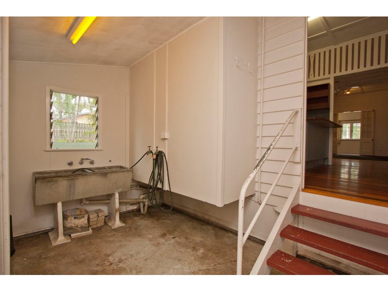 34 Edwards Street, West End QLD 4810