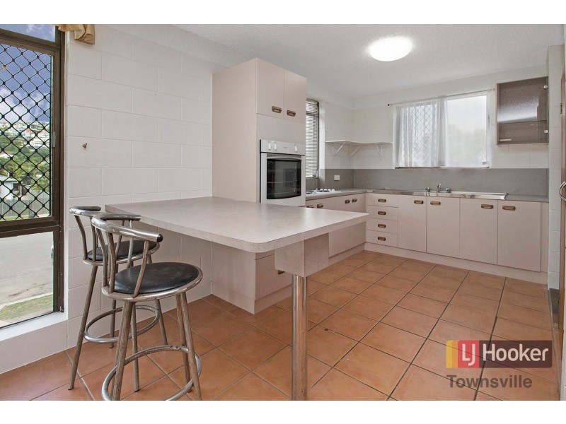 2/143 Eyre, North Ward QLD 4810