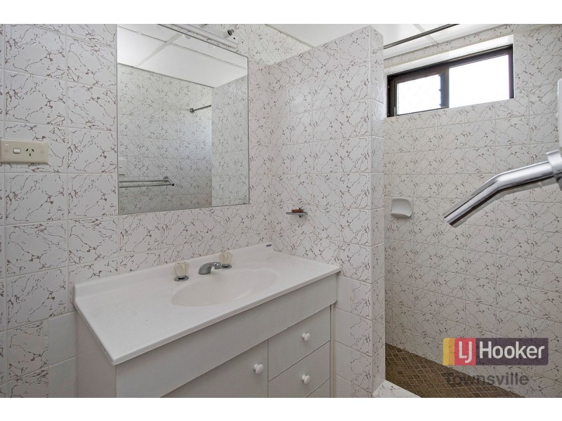 2/143 Eyre, North Ward QLD 4810