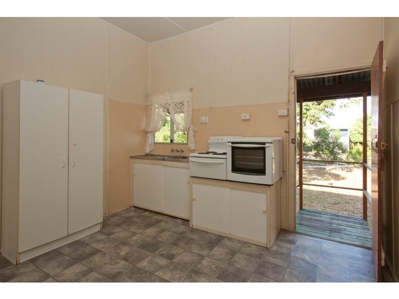 7 Henry Street, West End QLD 4810