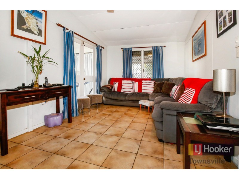 2 Lagoon Crescent, Saunders Beach QLD 4818