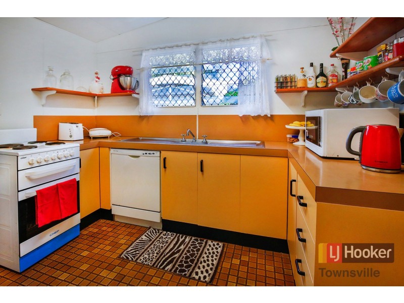 2 Lagoon Crescent, Saunders Beach QLD 4818