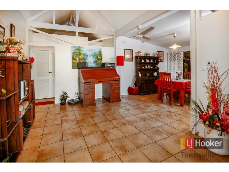 2 Lagoon Crescent, Saunders Beach QLD 4818