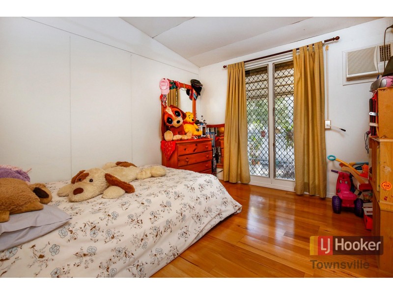 2 Lagoon Crescent, Saunders Beach QLD 4818