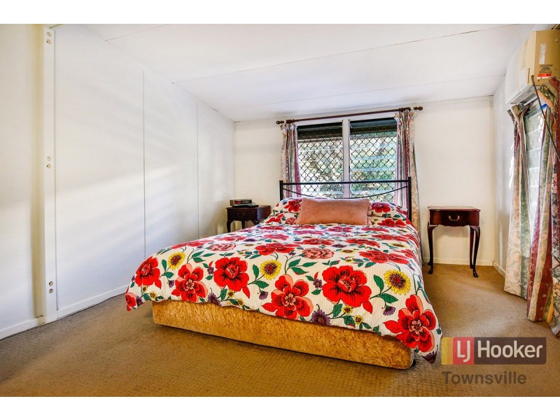 2 Lagoon Crescent, Saunders Beach QLD 4818