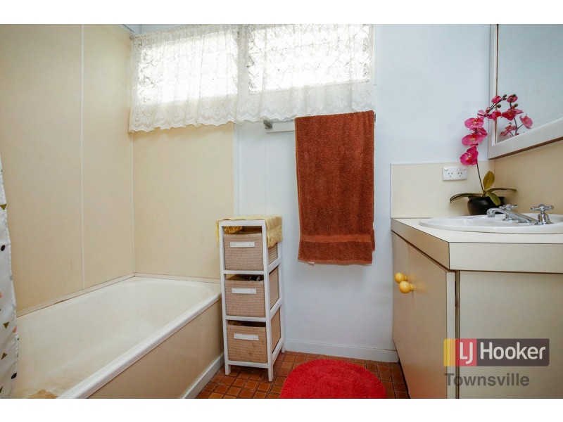 2 Lagoon Crescent, Saunders Beach QLD 4818