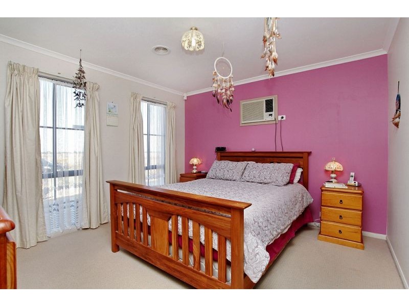 68 Roslyn Park Drive, Melton West VIC 3337