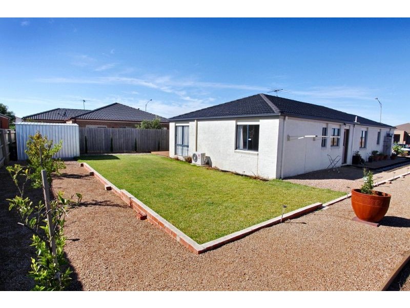 68 Roslyn Park Drive, Melton West VIC 3337